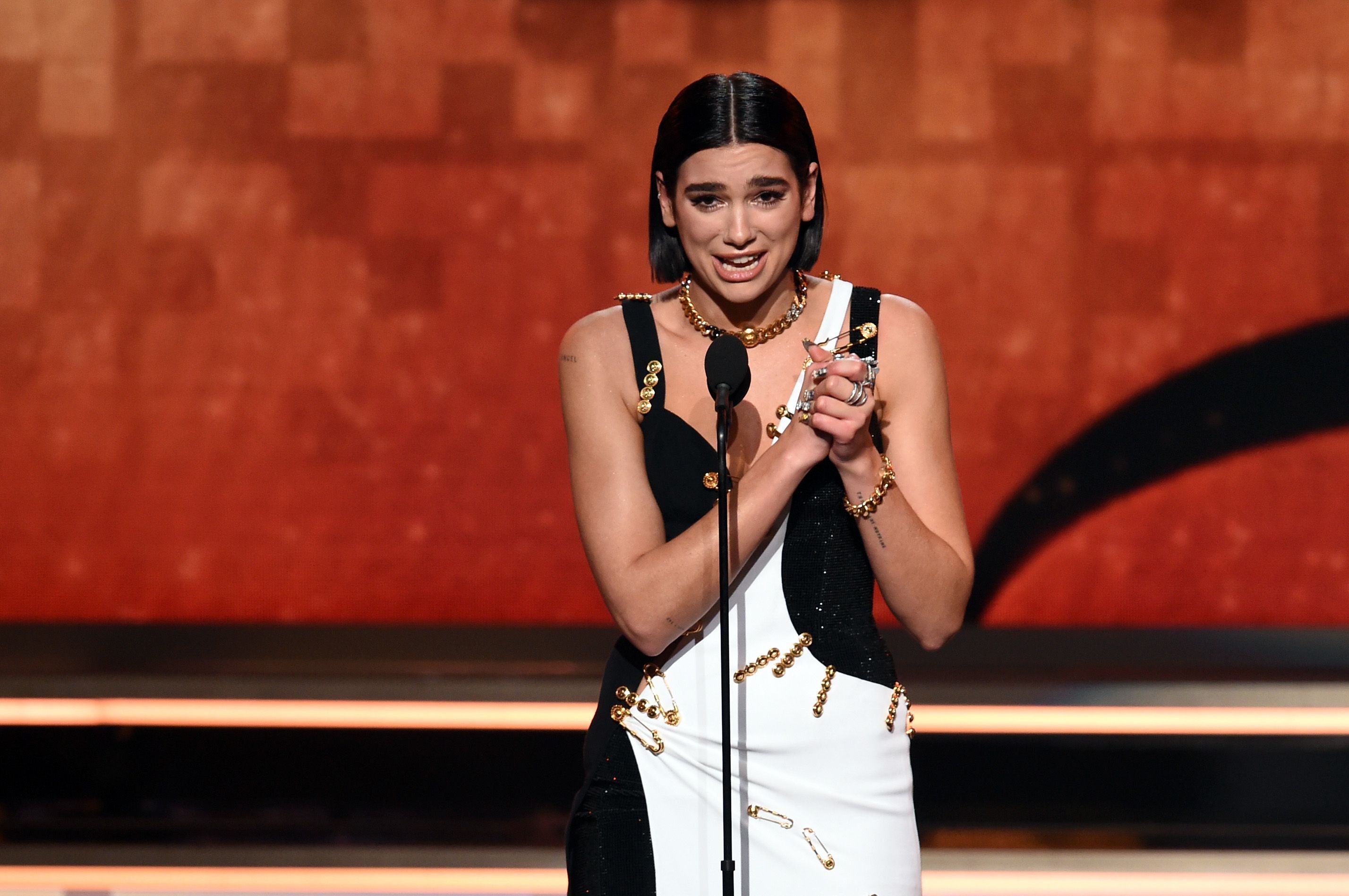Dua Lipa discursa ao receber o Grammy de Artista Revelação em 2019. / Kevin Winter/Getty Images for The Recording Academy