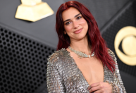 Dua Lipa anuncia turnê sem shows no Brasil, mas aparece com bandeira em vídeo