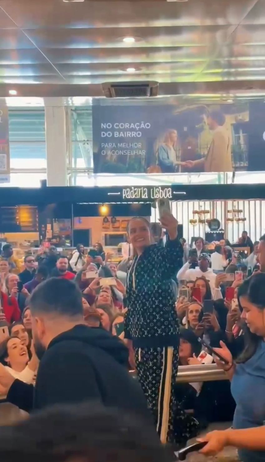 Fãs receberam Maiara e Maraisa no aeroporto de Lisboa / Reprodução/Instagram