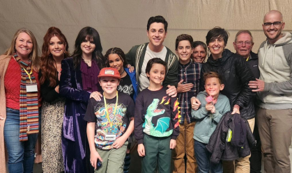 Selena Gomez e David Henrie ao lado do novo elenco de "Feiticeiros de Waverly Place"