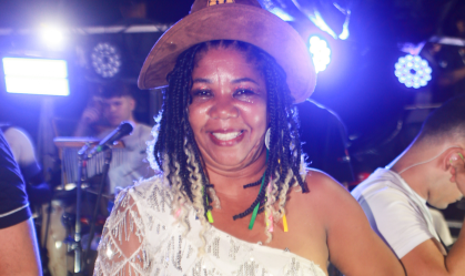 Elisângela Brito curte Carnaval em trio elétrico em Salvador