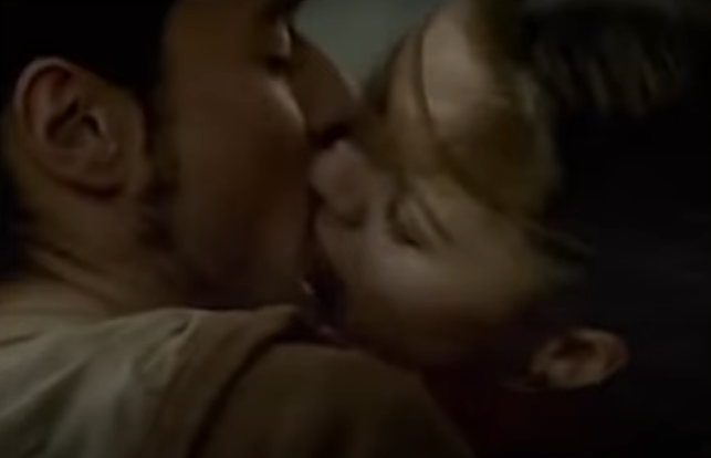 Sandy beijou Emílio Orciollo Neto no filme "Acquário" / Reprodução/Youtube
