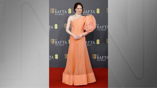 Emma Stone no tapete vermelho do Bafta 2024.