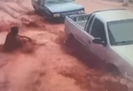 Vídeo: avó morre tentando salvar neto de enchente no interior de SP; criança sobreviveu