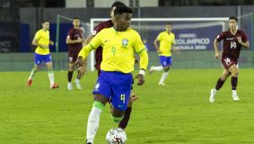 Endrick em campo na partida entre Brasil e Venezuela pelo Pré-Olímpico