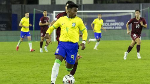 Endrick em campo na partida entre Brasil e Venezuela pelo Pré-Olímpico