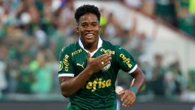 Endrick comemora gol contra o Corinthians