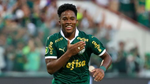 Endrick comemora gol contra o Corinthians