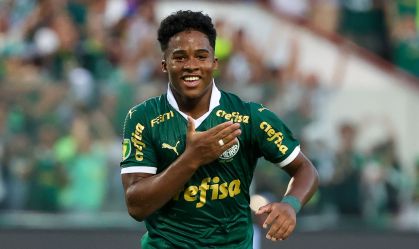 Endrick comemora gol contra o Corinthians