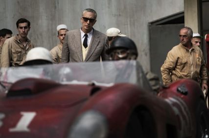 Adam Driver vive Enzo Ferrari no filme "Ferrari"