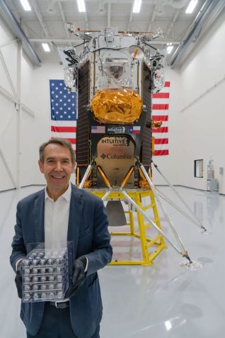 Jeff Koons posa com sua obra de arte lunar. / Reprodução/Jeff Koons/Instagram