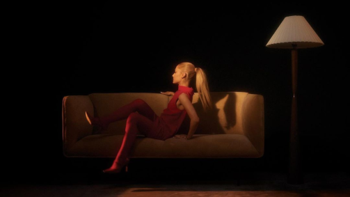 Ariana Grande em uma das capas de "Eternal Sunshine"