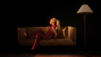 Ariana Grande em uma das capas de "Eternal Sunshine"