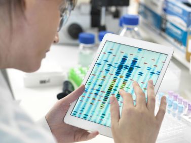 Médica analisando DNA em um tablet