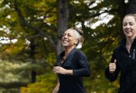 Mulheres têm mais benefícios com exercício físico do que homens, diz estudo