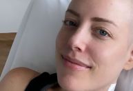 Fabiana Justus celebra conseguir sair da cama durante tratamento de leucemia