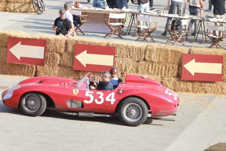 Réplica de Ferrari 335 S no filme "Ferrari" / Divulgação/Neon/STX