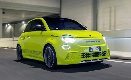 Abarth 500e é subcompacto elétrico esportivo