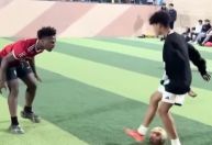 Vídeo: filho de Cristiano Ronaldo dá canetas em amigo de Luva de Pedreiro e viraliza