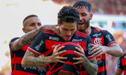 Pedro comemora o primeiro gol do Flamengo sobre o Fluminense celebrando a futura chegada de filhos gêmeos