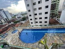 Vista da piscina do prédio interditado em Praia Grande (SP)