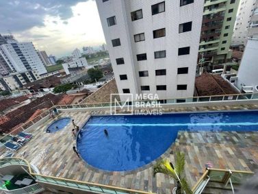 Vista da piscina do prédio interditado em Praia Grande (SP)