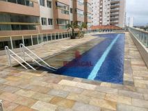 Vista da piscina do prédio interditado em Praia Grande (SP)