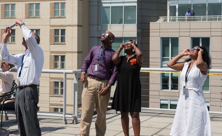 Funcionários da Nasa assistindo ao eclipse solar total de 2017 / NASA/Gwen Pitman