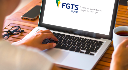 Pessoa acessa computador com o logo do FGTS Digital