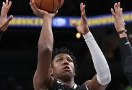 Em dia de homenagem do Lakers, ala-pivô bate recorde de Kobe