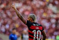 Flamengo informa punição a Gabigol após foto com camisa do Corinthians