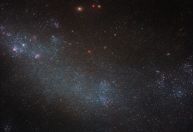 Telescópio Hubble flagra galáxia irregular "salpicada" de estrelas