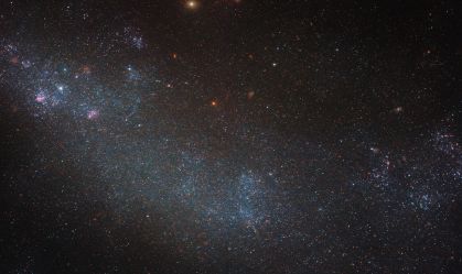 Telescópio Hubble flagra galáxia irregular "salpicada" de estrelas
