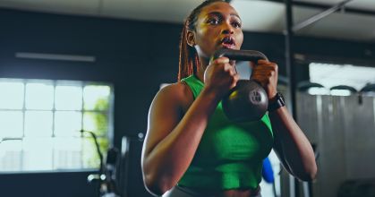 Mulher fazendo exercício com kettlebell