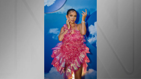 Gizelly Bicalho escolheu um look rosa para a ocasião