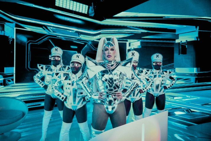 Gloria Groove homenageia Xuxa em novo clipe. / Divulgação