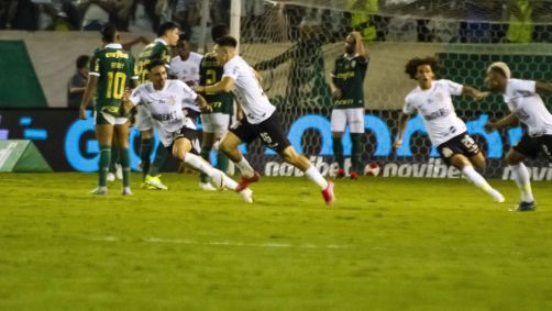 Garro comemora com jogadores do Corinthians o gol do empate no Dérbi, enquanto palmeirenses lamentam