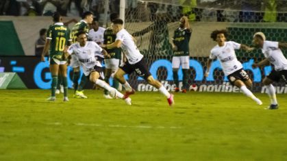 Garro comemora com jogadores do Corinthians o gol do empate no Dérbi, enquanto palmeirenses lamentam