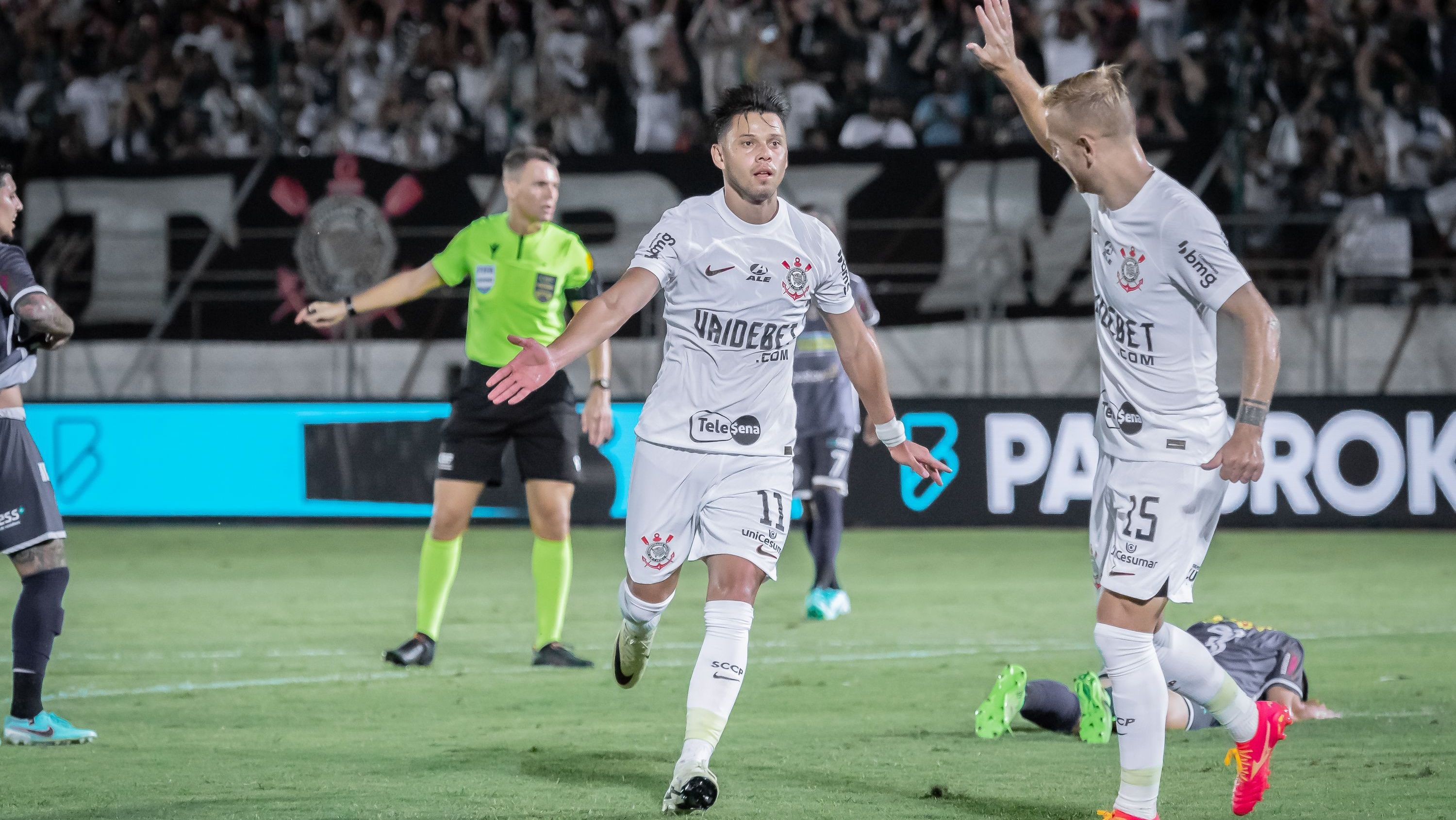 Romero comemora um dos gols que marcou em Cianorte 0 x 3 Corinthians