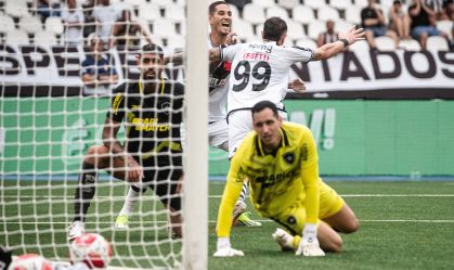 Vegetti e Praxedes comemoram gol do Vasco sobre o Botafogo, enquanto Gatito lamenta