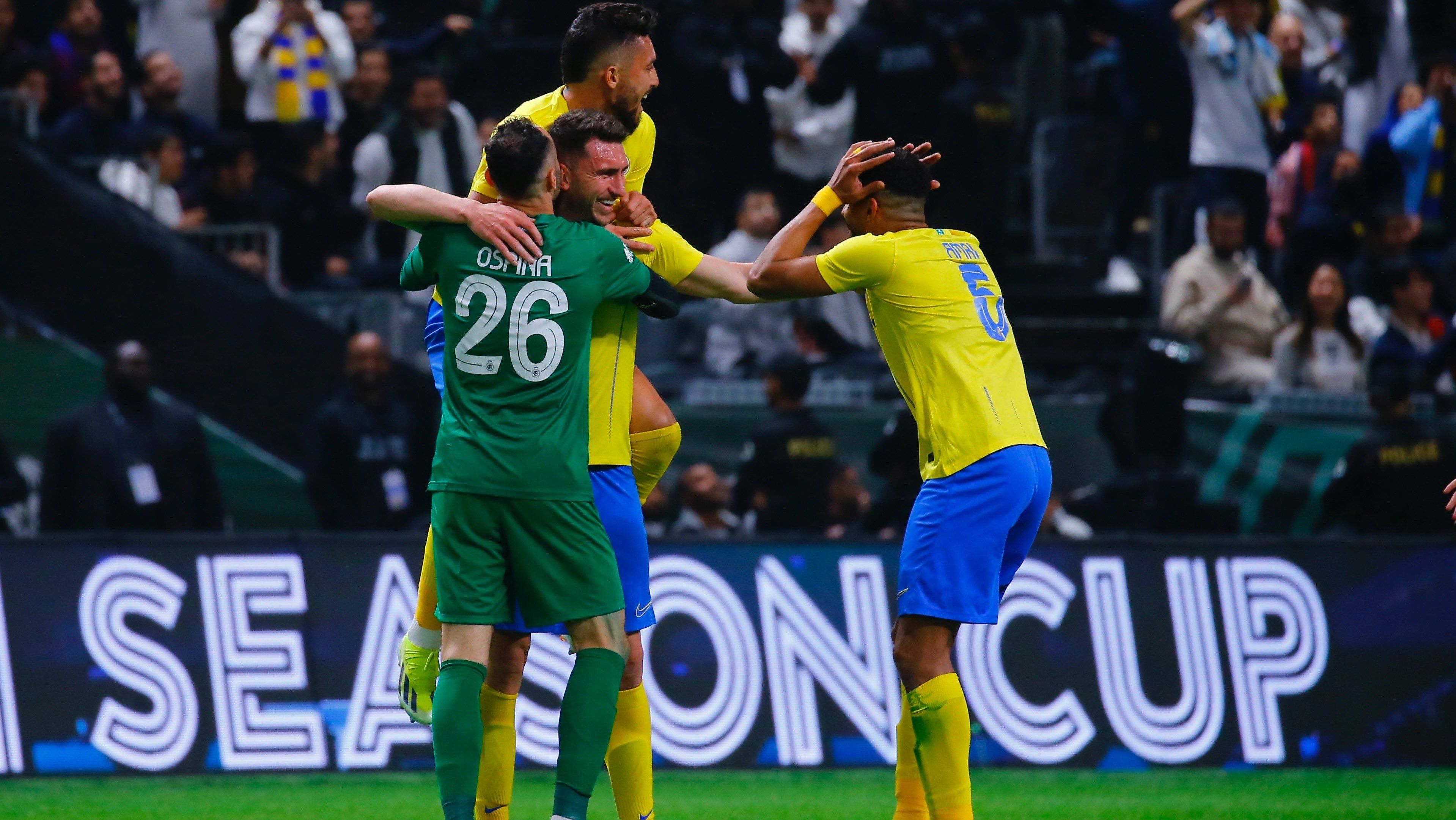 Jogadores do Al-Nassr comemoram, em choque, o golaço de Laporte