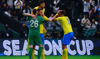 Jogadores do Al-Nassr comemoram, em choque, o golaço de Laporte