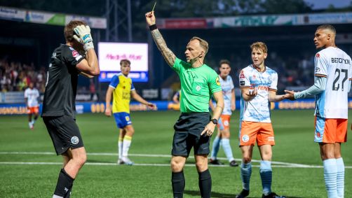 Goleiro recebe cartão amarelo durante partida nos Países Baixos