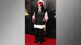 Billie Eilish com sua jaqueta de &quot;Barbie&quot; no tapete vermelho do Grammy