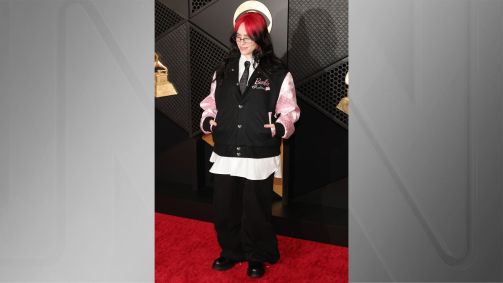 Billie Eilish com sua jaqueta de &quot;Barbie&quot; no tapete vermelho do Grammy