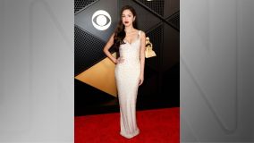 Olivia Rodrigo de look branco e batom vermelho no Grammy 2024