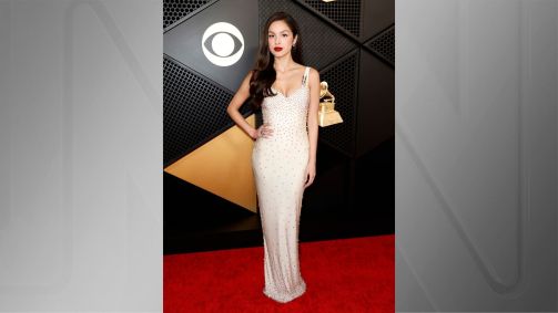 Olivia Rodrigo de look branco e batom vermelho no Grammy 2024