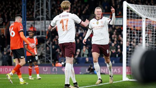 Haaland comemora com De Bruyne um dos gols que marcou na goleada sobre o Luton Town
