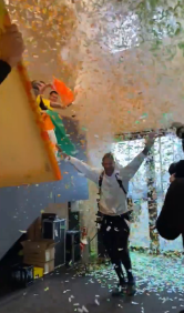 Haller é recebido com festa pelos companheiros de Borussia Dortmund