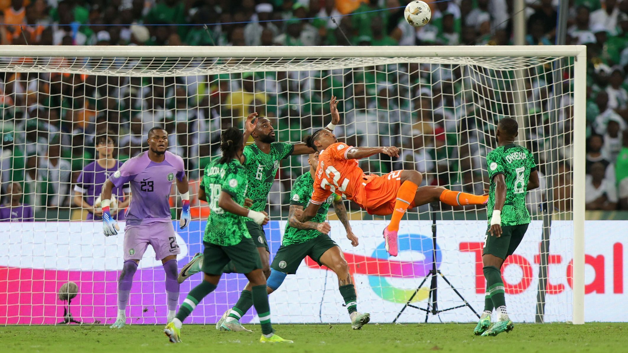 Haller tenta voleio para a Costa do Marfim contra a Nigéria; pouco depois, ele faria o gol do título da Copa Africana de Nações